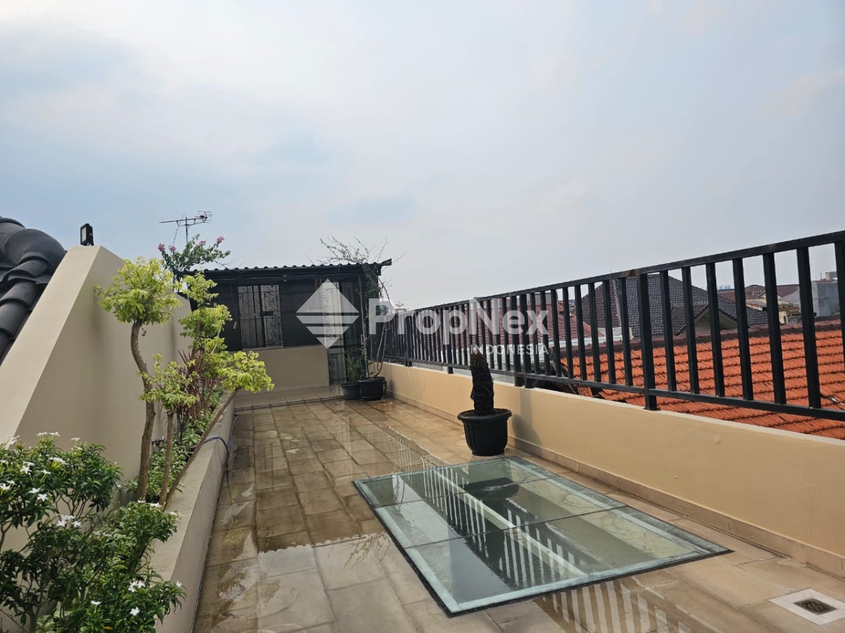 Rumah Mewah luas dengan Swimming Pool & Rooftop di Tebet — foto 11